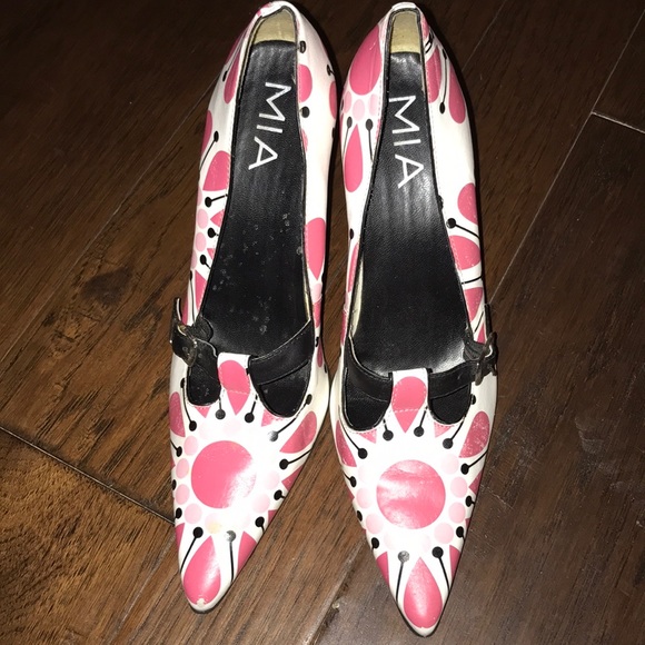 White, pink and black pointed toe heels! Size 5. - Picture 2 of 8